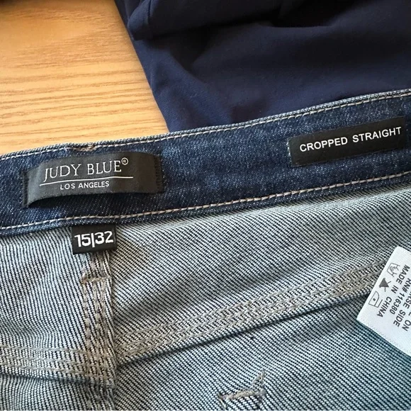 Judy Blue Dark Cropped Black Blue Jeans - Picture 9 of 9